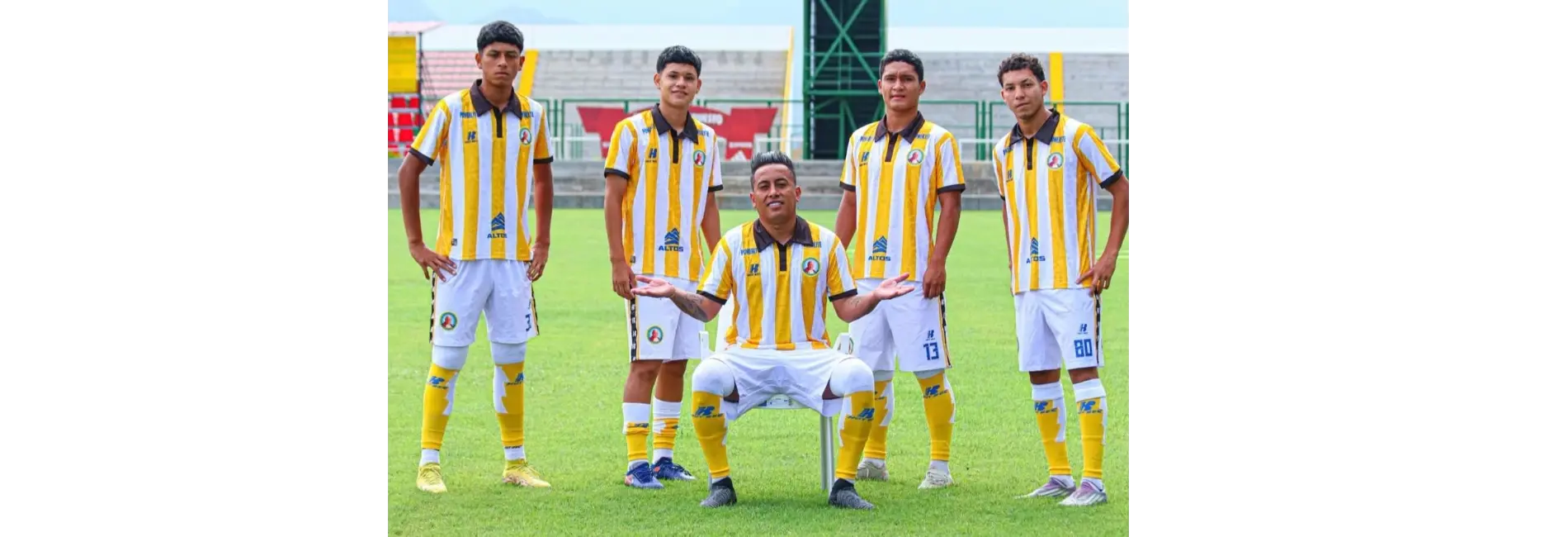 Imagen de JUAN PABLO ll PONE A PUNTO A SU EQUIPO SUB 18 PARA EL INICIO DEL CAMPEONATO back