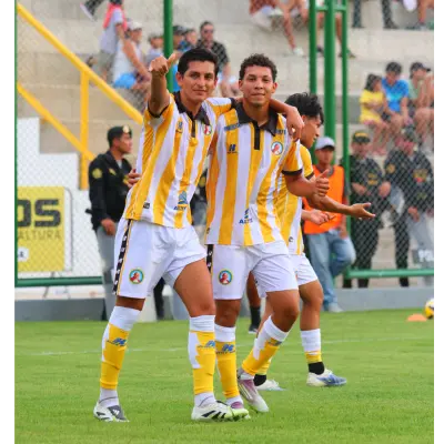 Imagen de Juan Pablo II vivió una gran Tarde Amarilla con triunfo ante Alianza Atlético